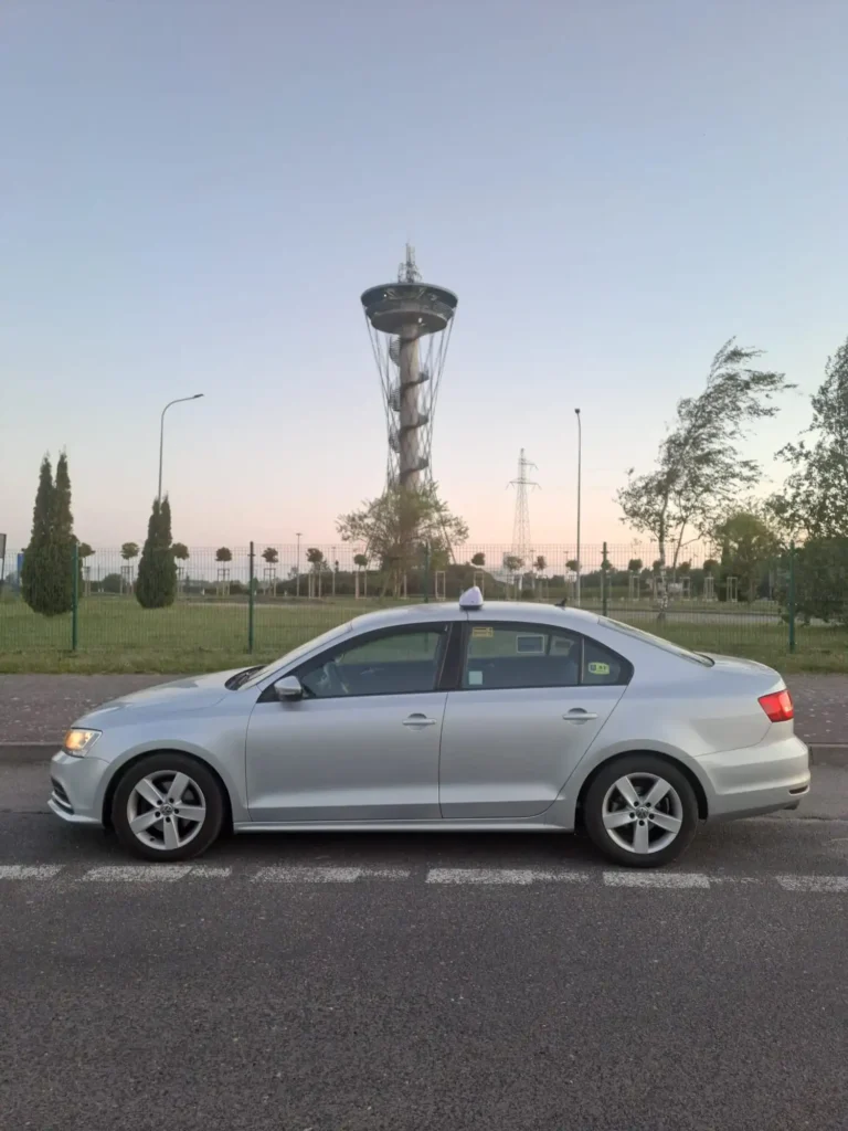 taxi-bolszewo-samochod-na-tle-wiezy