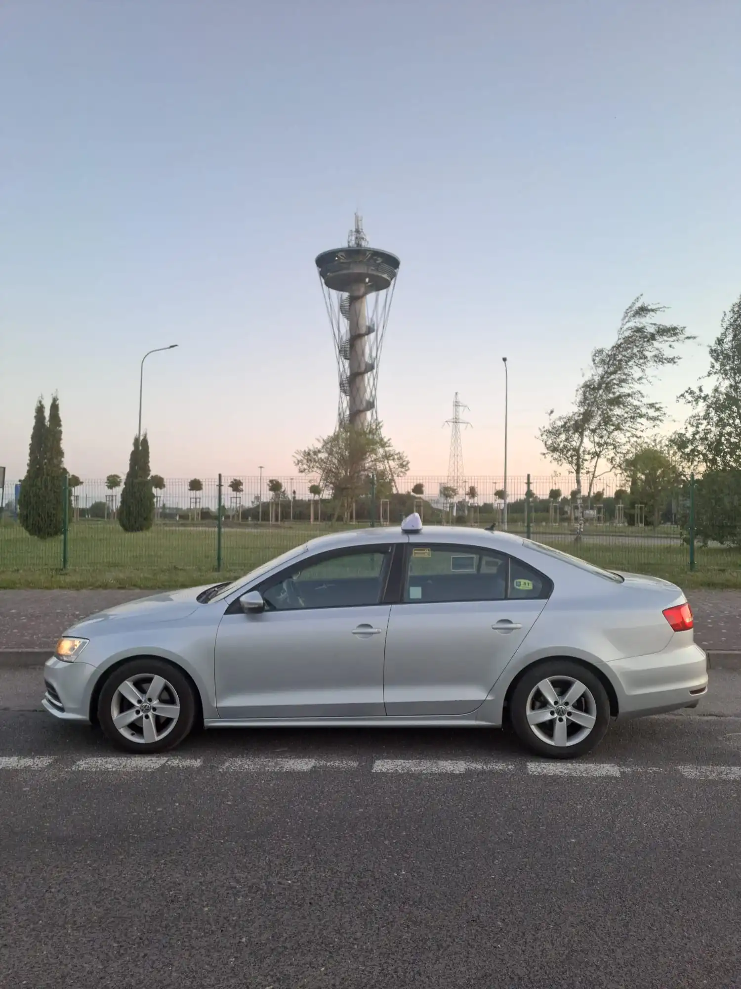 taxi-bolszewo-samochod-na-tle-wiezy